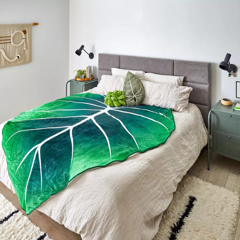 🌿Double Layered Fleece Giant Leaf Blanket