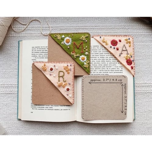  🍃Personalized hand embroidered corner bookmark🔖