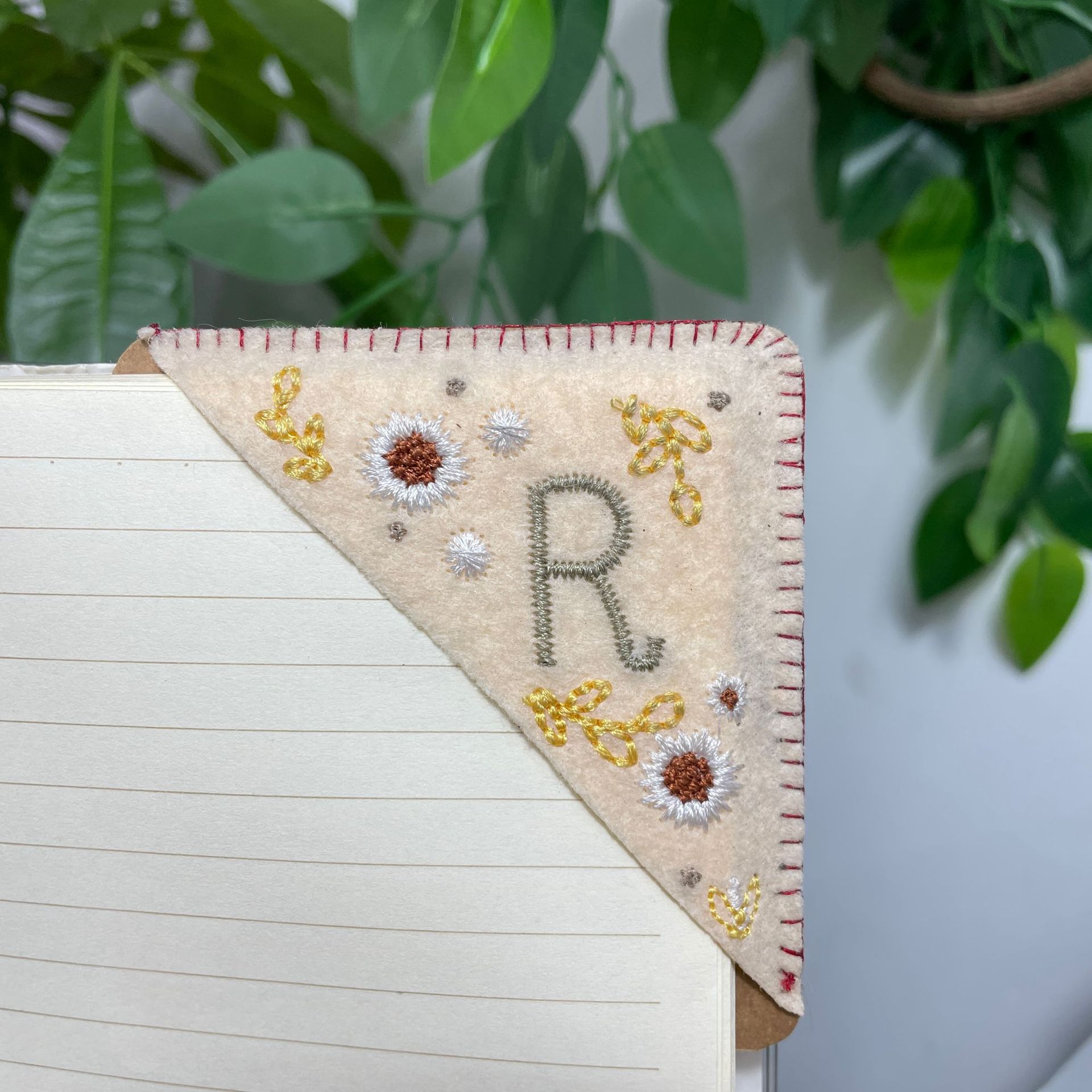 🍃Personalized hand embroidered corner bookmark🔖