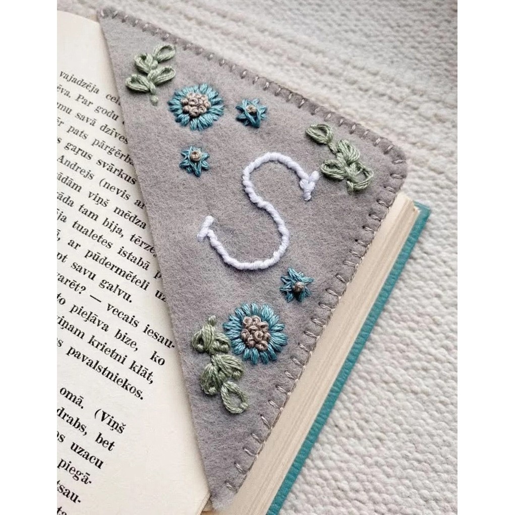  🍃Personalized hand embroidered corner bookmark🔖