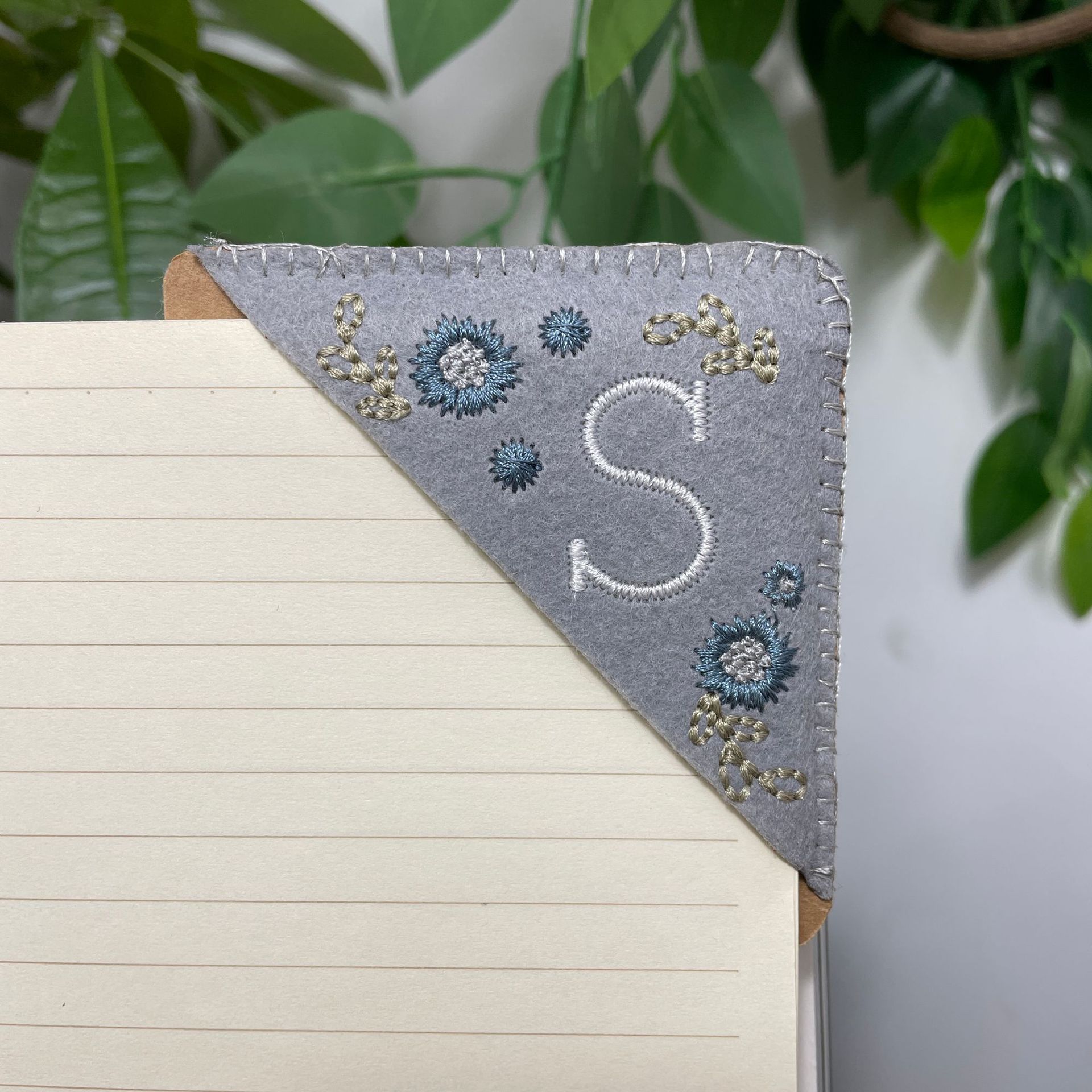  🍃Personalized hand embroidered corner bookmark🔖
