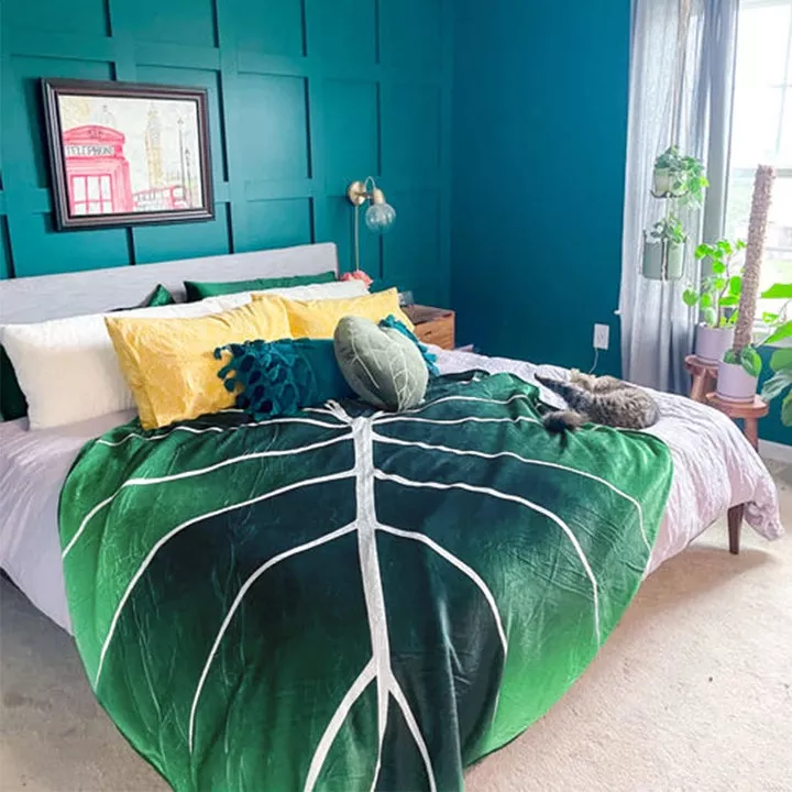 🌿Double Layered Fleece Giant Leaf Blanket