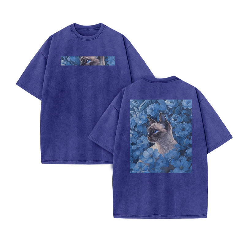 A Siamese Cat Hidden Among Clusters Of Blue Flowers Print Acid Washed T-shirt - Blue - US20-22(3XL) - image 9