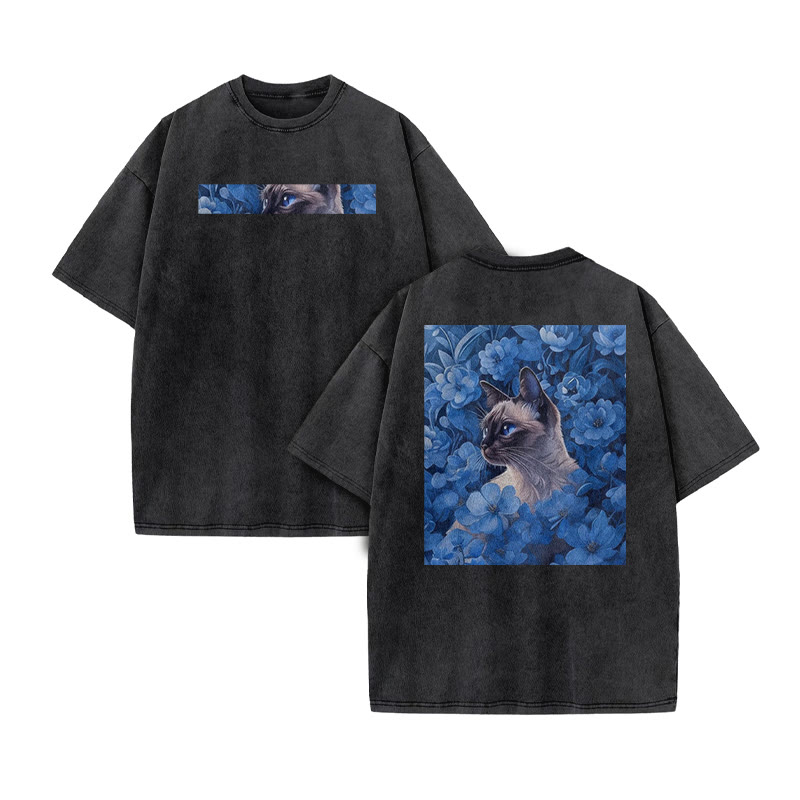 A Siamese Cat Hidden Among Clusters Of Blue Flowers Print Acid Washed T-shirt - Black - US20-22(3XL) - image 2