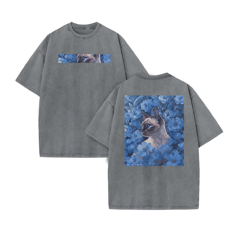 A Siamese Cat Hidden Among Clusters Of Blue Flowers Print Acid Washed T-shirt - Grey - US20-22(3XL) - image 4
