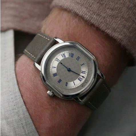 Men's fashionable sports quartz watch in barrel shape for men