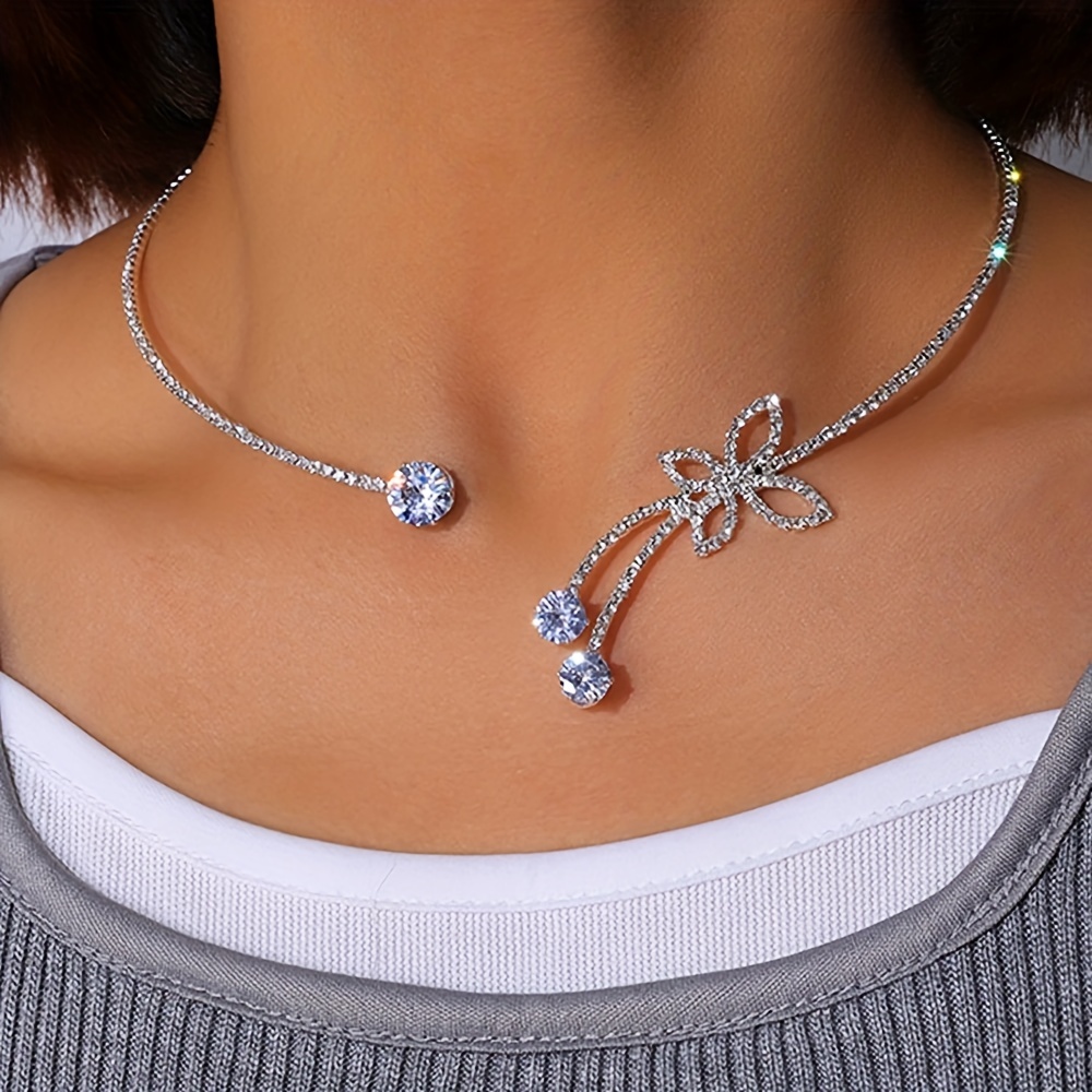 Delicati glitter regolabili in argento con diamanti artificiali Girocollo rotondo in cristallo Collana a catena a forma di farfalla Accessori di gioielli eleganti Regali per uomini e donne