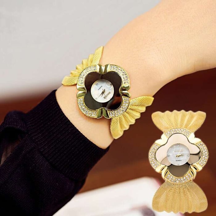 Elegante goldene Uhr mit Schmetterling