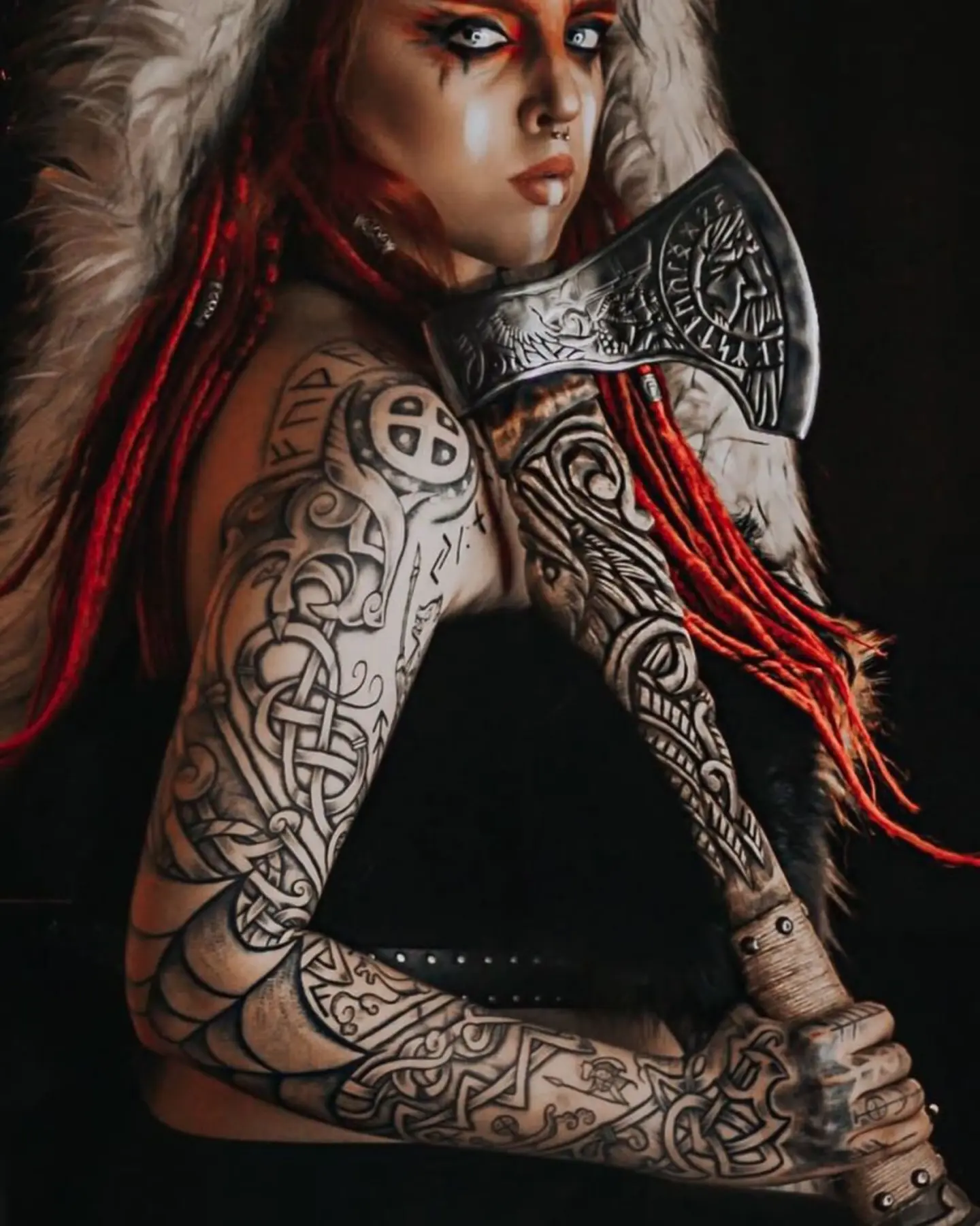 50% ZĽAVA - Severská rytá uhlíková oceľ Viking Raven. Najlepší spoločník pre outdoorových nadšencov