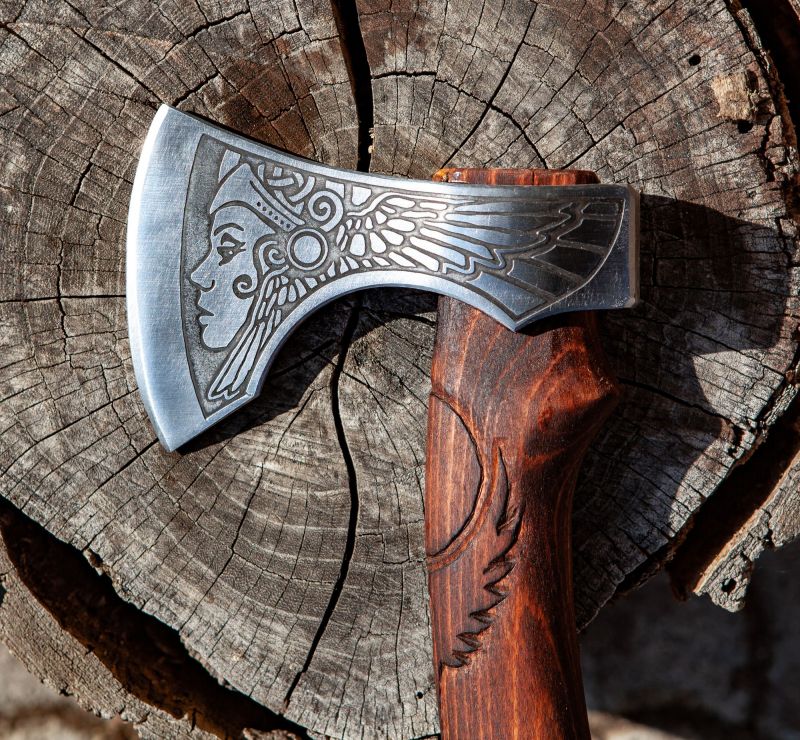 Ručně vyrobená kempingová sekera Viking s 3letou zárukou