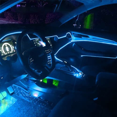 Taśma LED Carmistic™ - 5 metrów Taśmy LED Carmistic™ sprawiają, że każdy samochód wygląda luksusowo. Neonowa taśma LED o długości 5 metrów jest dostępna w 3 różnych modnych kolorach i pasuje do każdego samochodu.