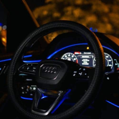 Taśma LED Carmistic™ - 5 metrów Taśmy LED Carmistic™ sprawiają, że każdy samochód wygląda luksusowo. Neonowa taśma LED o długości 5 metrów jest dostępna w 3 różnych modnych kolorach i pasuje do każdego samochodu.