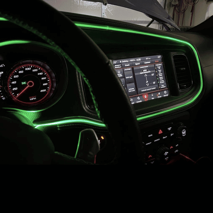 Taśma LED Carmistic™ - 5 metrów Taśmy LED Carmistic™ sprawiają, że każdy samochód wygląda luksusowo. Neonowa taśma LED o długości 5 metrów jest dostępna w 3 różnych modnych kolorach i pasuje do każdego samochodu.