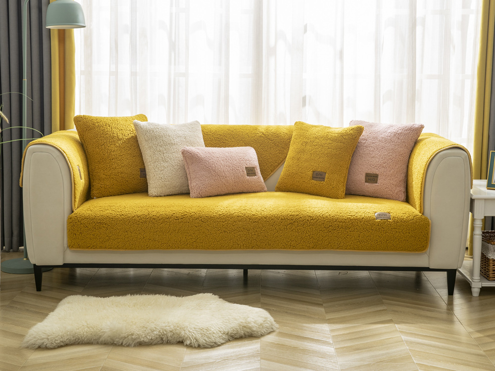 Miękki pokrowiec na sofę | SOFTOPIA 🛋️ Odmień wygląd swojej starej kanapy już dziś dzięki naszemu niezwykle miękkiemu pokrowcowi! 🛋️ Ciesz się świeżym wyglądem dzięki łatwemu montażowi i antypoślizgowej podstawie. 🛋️ Idealnie pasuje na każdą kanapę, ch