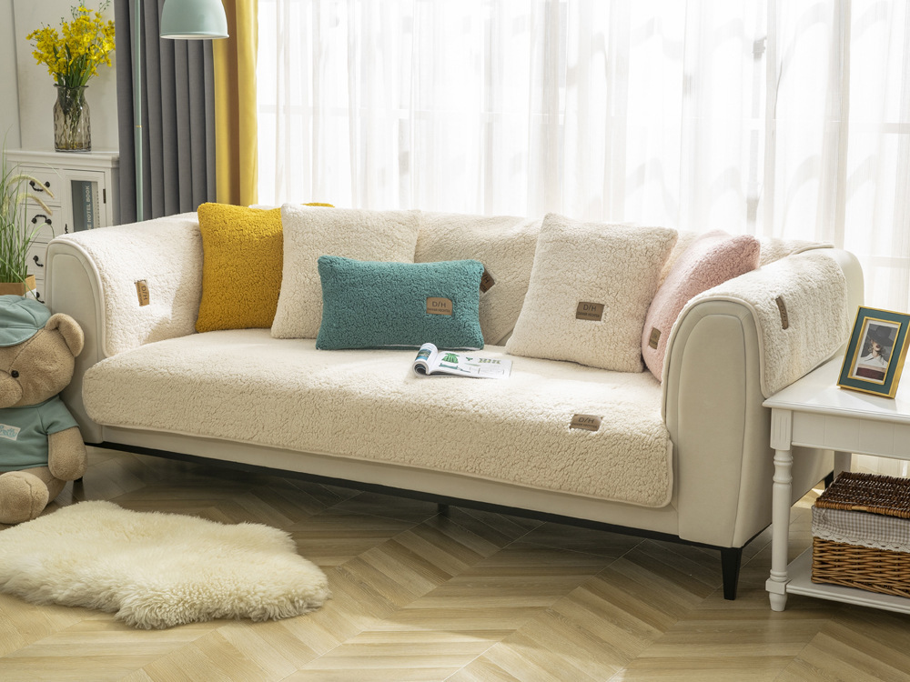 Miękki pokrowiec na sofę | SOFTOPIA 🛋️ Odmień wygląd swojej starej kanapy już dziś dzięki naszemu niezwykle miękkiemu pokrowcowi! 🛋️ Ciesz się świeżym wyglądem dzięki łatwemu montażowi i antypoślizgowej podstawie. 🛋️ Idealnie pasuje na każdą kanapę, ch