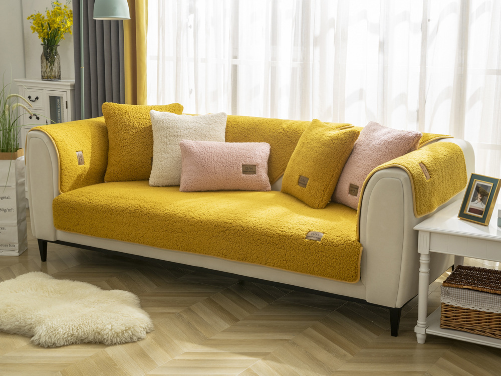 Miękki pokrowiec na sofę | SOFTOPIA 🛋️ Odmień wygląd swojej starej kanapy już dziś dzięki naszemu niezwykle miękkiemu pokrowcowi! 🛋️ Ciesz się świeżym wyglądem dzięki łatwemu montażowi i antypoślizgowej podstawie. 🛋️ Idealnie pasuje na każdą kanapę, ch
