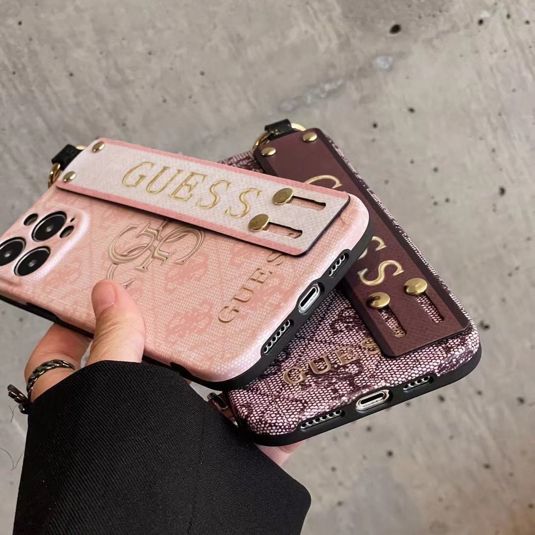 Etui na iPhone'a z nadrukiem w stylu retro GUESS
