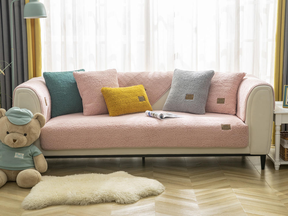 Miękki pokrowiec na sofę | SOFTOPIA 🛋️ Odmień wygląd swojej starej kanapy już dziś dzięki naszemu niezwykle miękkiemu pokrowcowi! 🛋️ Ciesz się świeżym wyglądem dzięki łatwemu montażowi i antypoślizgowej podstawie. 🛋️ Idealnie pasuje na każdą kanapę, ch