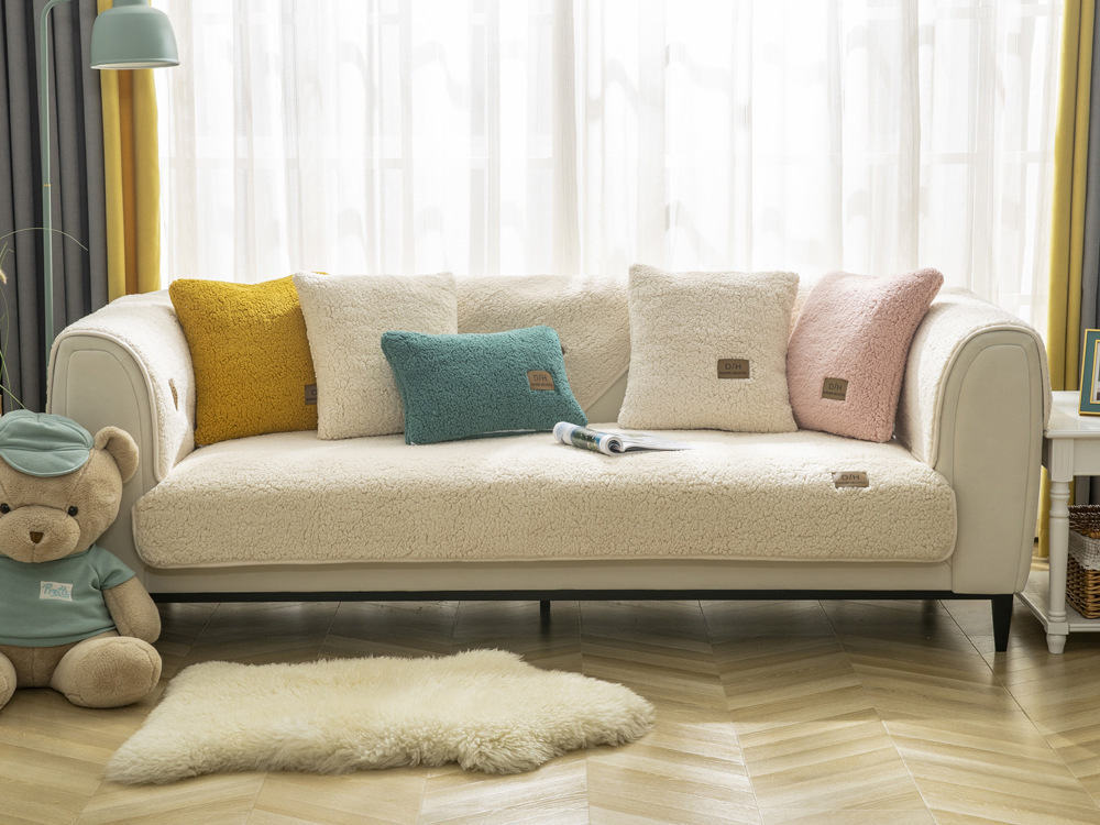 Miękki pokrowiec na sofę | SOFTOPIA 🛋️ Odmień wygląd swojej starej kanapy już dziś dzięki naszemu niezwykle miękkiemu pokrowcowi! 🛋️ Ciesz się świeżym wyglądem dzięki łatwemu montażowi i antypoślizgowej podstawie. 🛋️ Idealnie pasuje na każdą kanapę, ch
