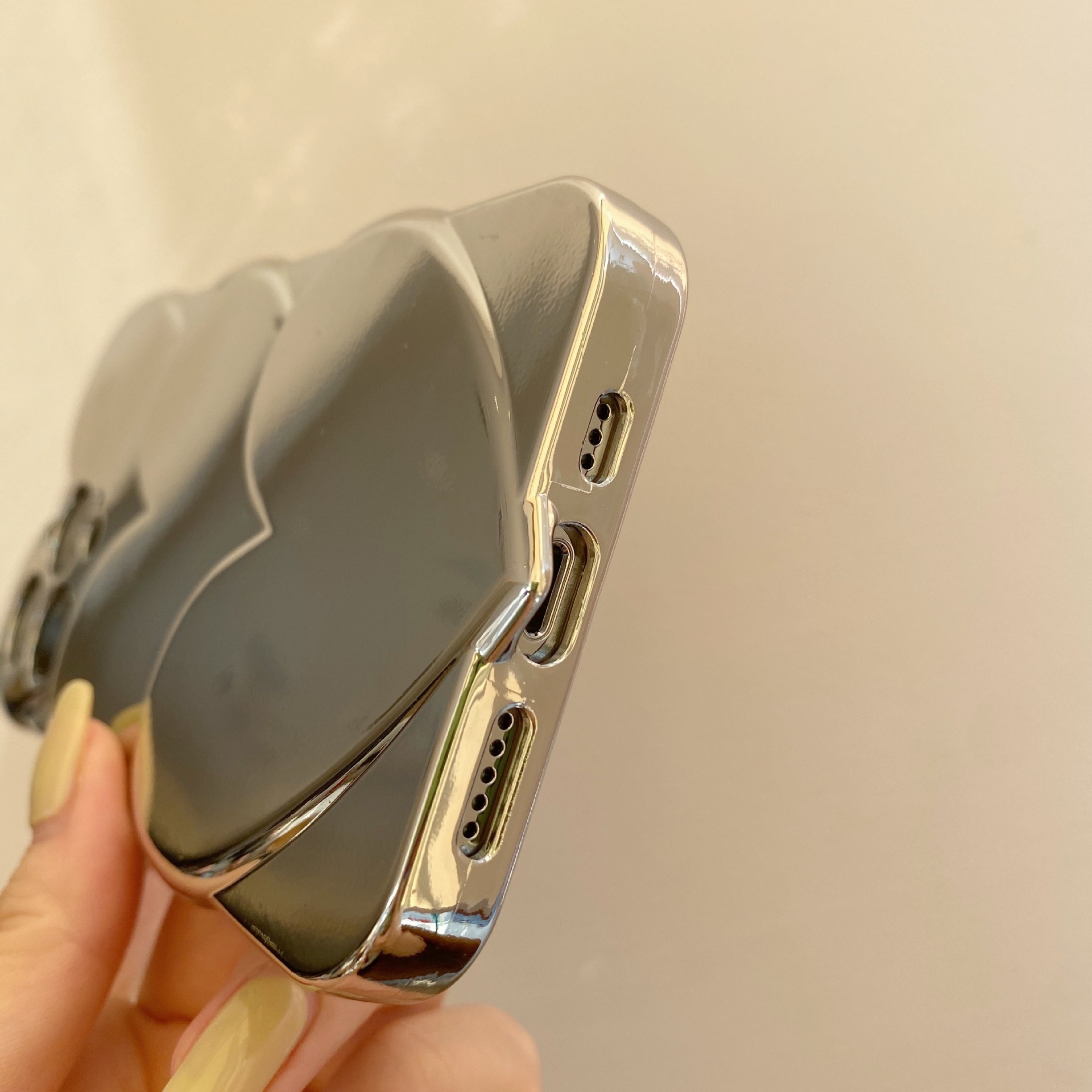 🔥Nowości🔥 Posrebrzane etui na łańcuszek do iPhone'a w kształcie serca