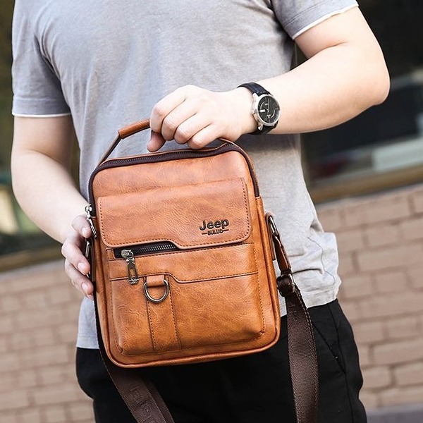 JEEP's new business casual vertical crossbody bag is made of pure cowhide