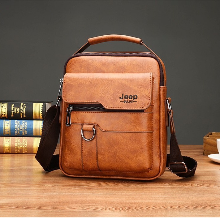 JEEP's new business casual vertical crossbody bag is made of pure cowhide