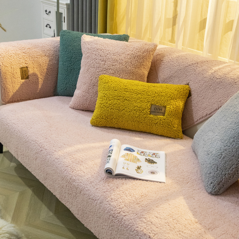 Miękki pokrowiec na sofę | SOFTOPIA 🛋️ Odmień wygląd swojej starej kanapy już dziś dzięki naszemu niezwykle miękkiemu pokrowcowi! 🛋️ Ciesz się świeżym wyglądem dzięki łatwemu montażowi i antypoślizgowej podstawie. 🛋️ Idealnie pasuje na każdą kanapę, ch