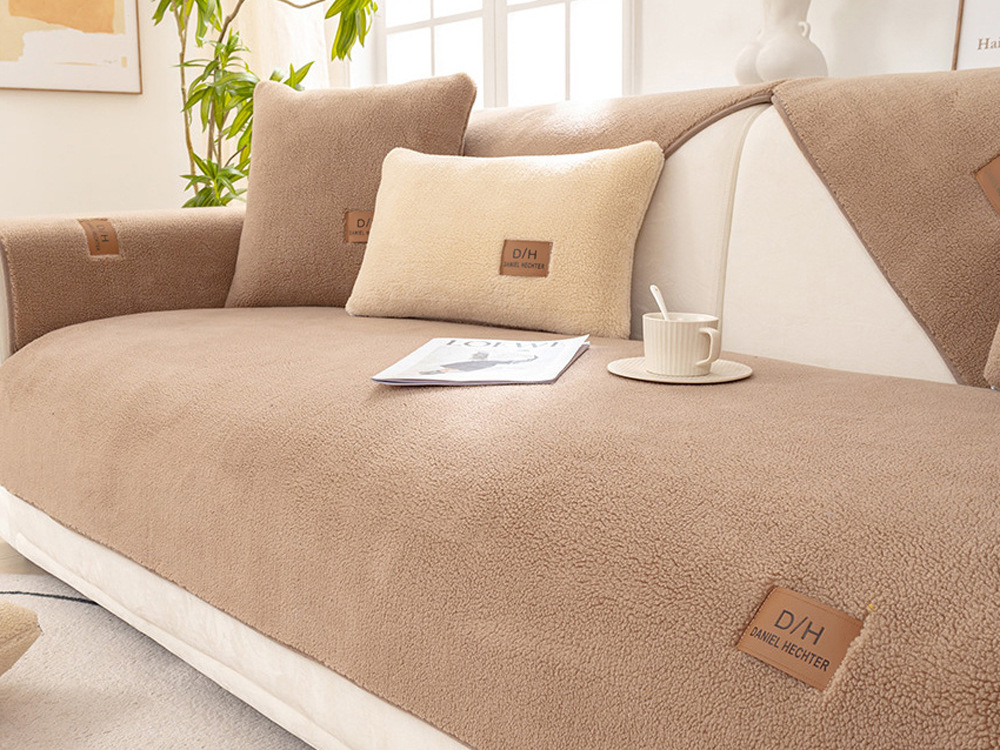 Miękki pokrowiec na sofę | SOFTOPIA 🛋️ Odmień wygląd swojej starej kanapy już dziś dzięki naszemu niezwykle miękkiemu pokrowcowi! 🛋️ Ciesz się świeżym wyglądem dzięki łatwemu montażowi i antypoślizgowej podstawie. 🛋️ Idealnie pasuje na każdą kanapę, ch
