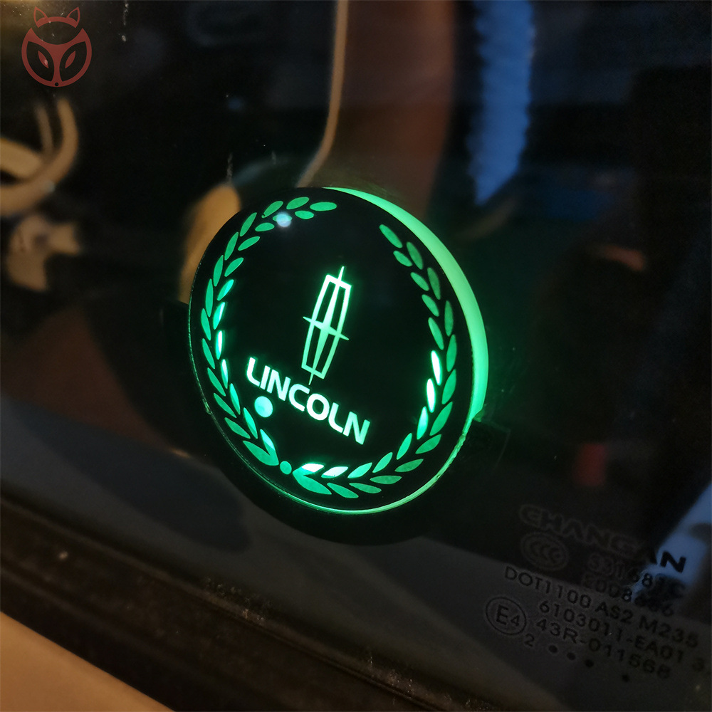 Lampa na úpravu atmosféry okna do auta s inteligentným trojuholníkom