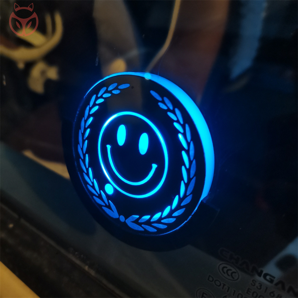 Lampa na úpravu atmosféry okna do auta s inteligentným trojuholníkom