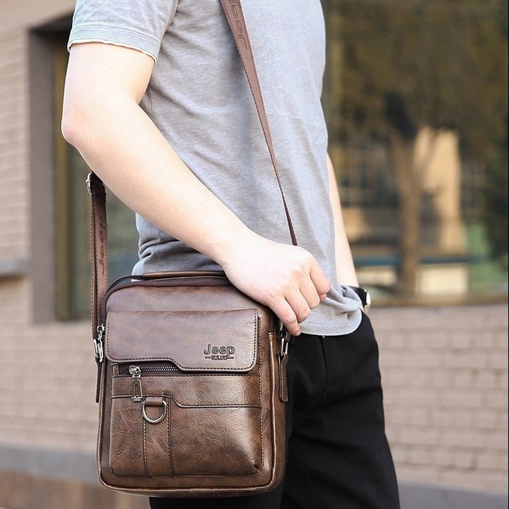 JEEP's new business casual vertical crossbody bag is made of pure cowhide