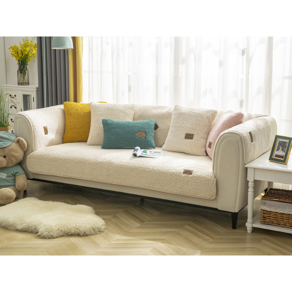 Miękki pokrowiec na sofę | SOFTOPIA 🛋️ Odmień wygląd swojej starej kanapy już dziś dzięki naszemu niezwykle miękkiemu pokrowcowi! 🛋️ Ciesz się świeżym wyglądem dzięki łatwemu montażowi i antypoślizgowej podstawie. 🛋️ Idealnie pasuje na każdą kanapę, ch