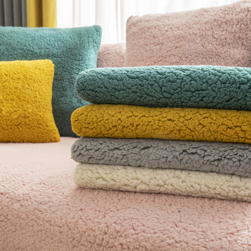 Miękki pokrowiec na sofę | SOFTOPIA 🛋️ Odmień wygląd swojej starej kanapy już dziś dzięki naszemu niezwykle miękkiemu pokrowcowi! 🛋️ Ciesz się świeżym wyglądem dzięki łatwemu montażowi i antypoślizgowej podstawie. 🛋️ Idealnie pasuje na każdą kanapę, ch