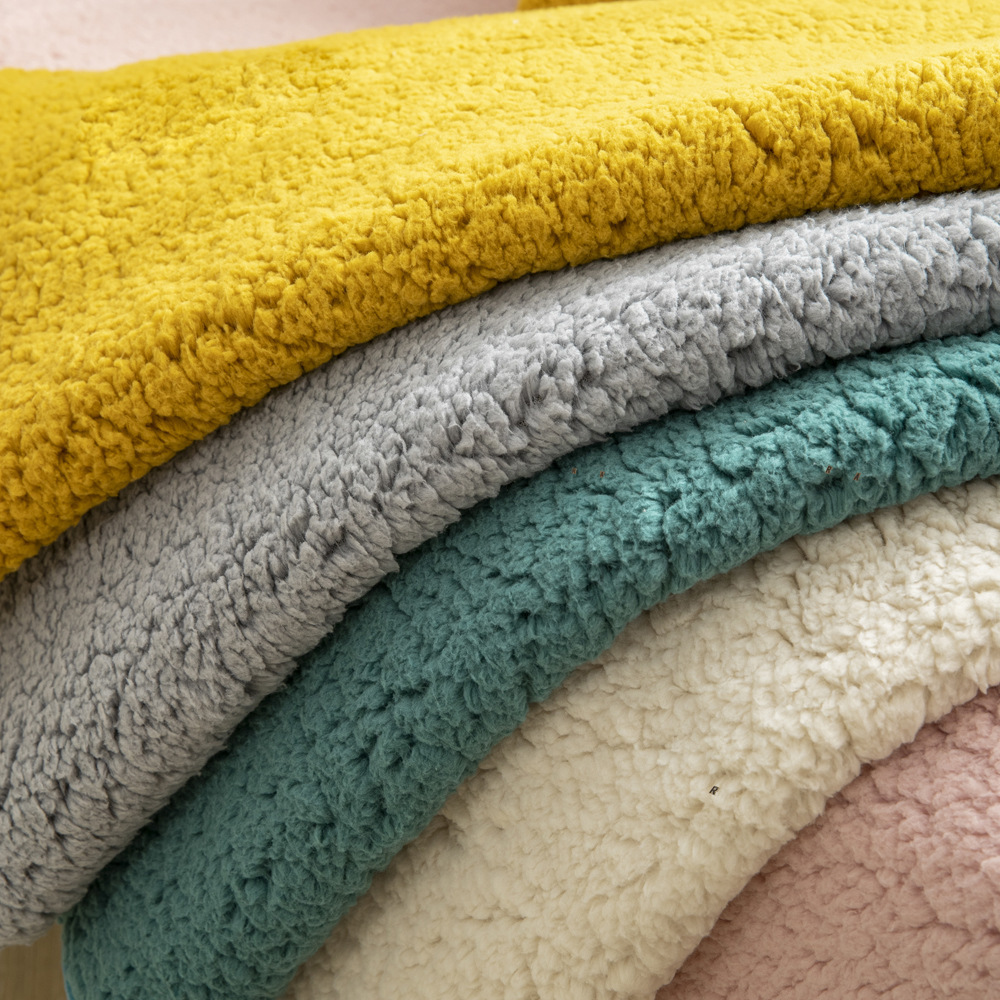 Miękki pokrowiec na sofę | SOFTOPIA 🛋️ Odmień wygląd swojej starej kanapy już dziś dzięki naszemu niezwykle miękkiemu pokrowcowi! 🛋️ Ciesz się świeżym wyglądem dzięki łatwemu montażowi i antypoślizgowej podstawie. 🛋️ Idealnie pasuje na każdą kanapę, ch