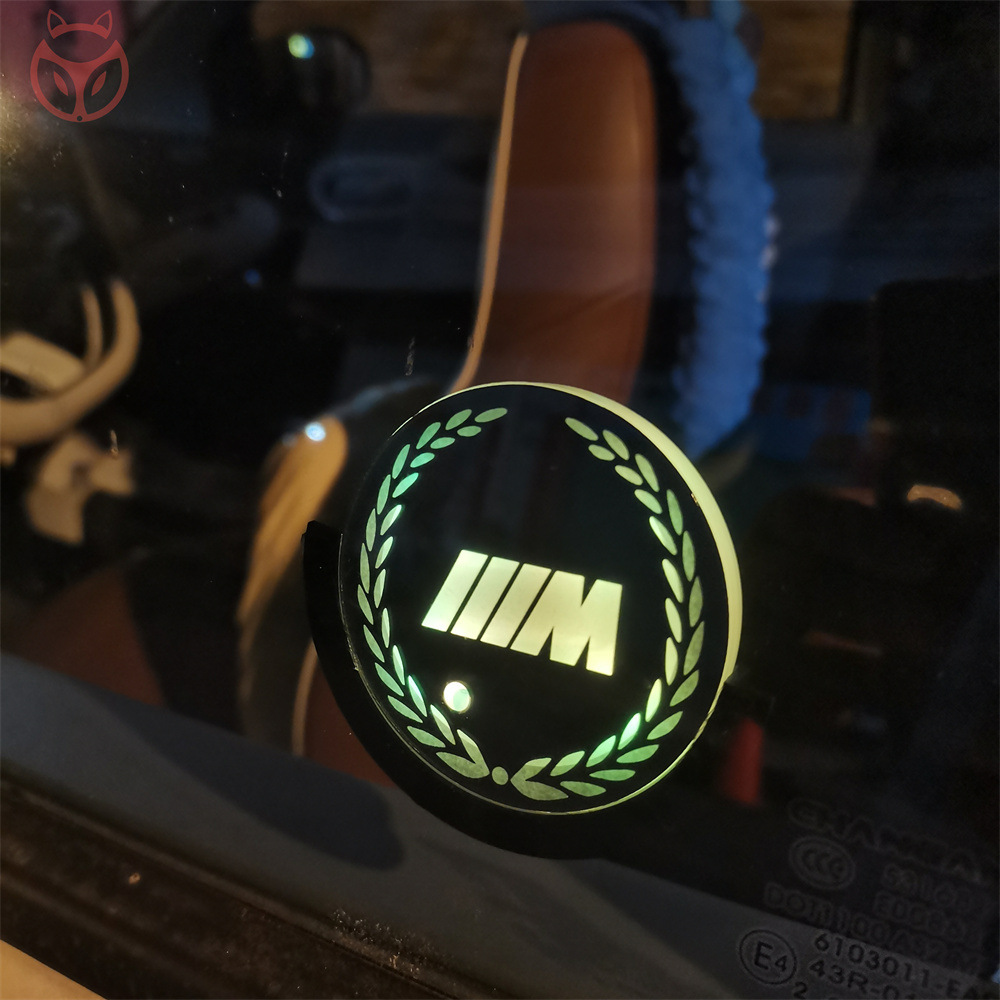 Lampa na úpravu atmosféry okna do auta s inteligentným trojuholníkom