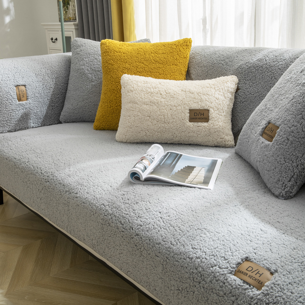 Miękki pokrowiec na sofę | SOFTOPIA 🛋️ Odmień wygląd swojej starej kanapy już dziś dzięki naszemu niezwykle miękkiemu pokrowcowi! 🛋️ Ciesz się świeżym wyglądem dzięki łatwemu montażowi i antypoślizgowej podstawie. 🛋️ Idealnie pasuje na każdą kanapę, ch