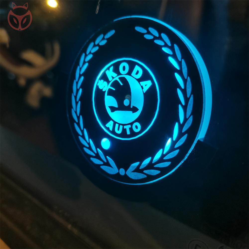 Lampa na úpravu atmosféry okna do auta s inteligentným trojuholníkom