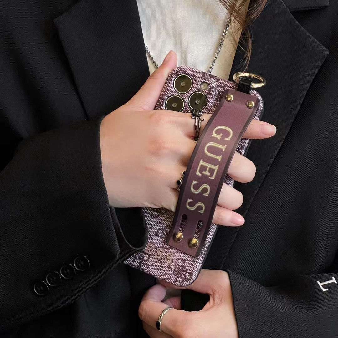 Θήκη iphone με ρετρό εμπριμέ σχέδιο GUESS