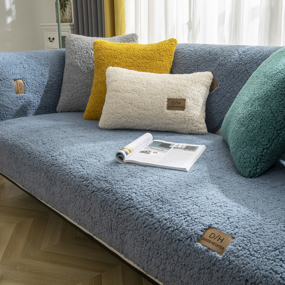 Miękki pokrowiec na sofę | SOFTOPIA 🛋️ Odmień wygląd swojej starej kanapy już dziś dzięki naszemu niezwykle miękkiemu pokrowcowi! 🛋️ Ciesz się świeżym wyglądem dzięki łatwemu montażowi i antypoślizgowej podstawie. 🛋️ Idealnie pasuje na każdą kanapę, ch