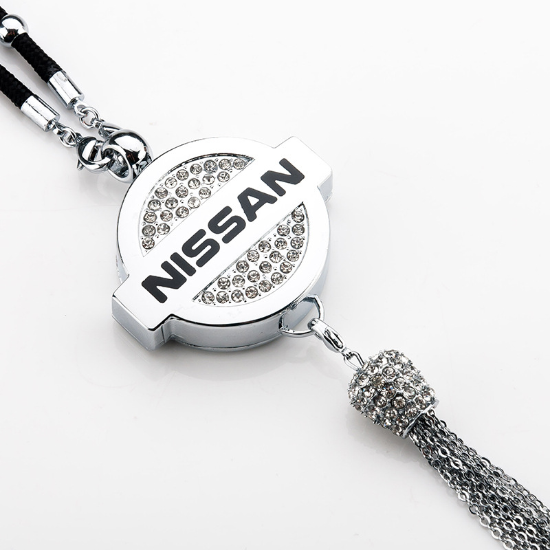 Wisiorek aromaterapeutyczny z metalowym i diamentowym logo samochodu