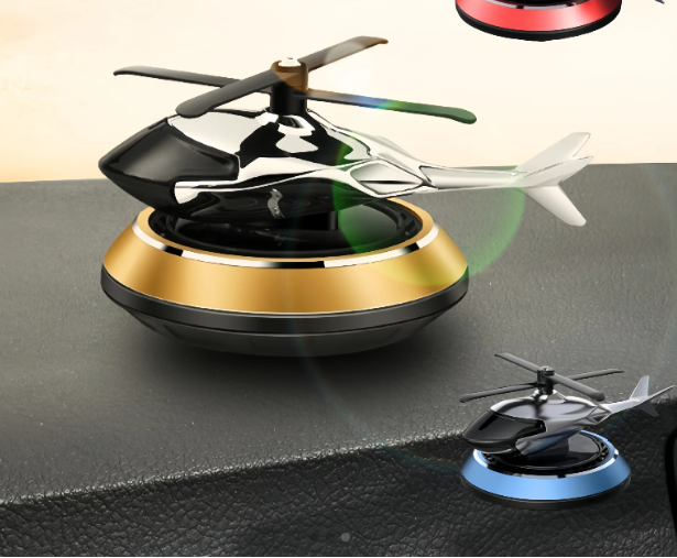 ????Montowana w poje?dzie dekoracja samolotu zasilana energi? s?oneczn?, innowacyjna aromaterapia zasilana energi? s?oneczn?, mo?e by? obracana, gdy jest ?wiat?o s?oneczne, a zapach b?dzie trwa? przez d?ugi czas