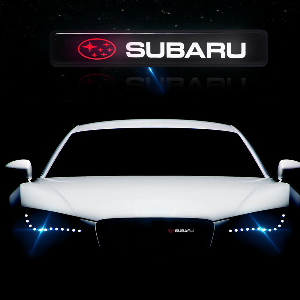 Stylowe i eleganckie oświetlenie LED na środkowej osłonie chłodnicy samochodu