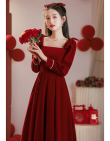 一件酒红色的裙子