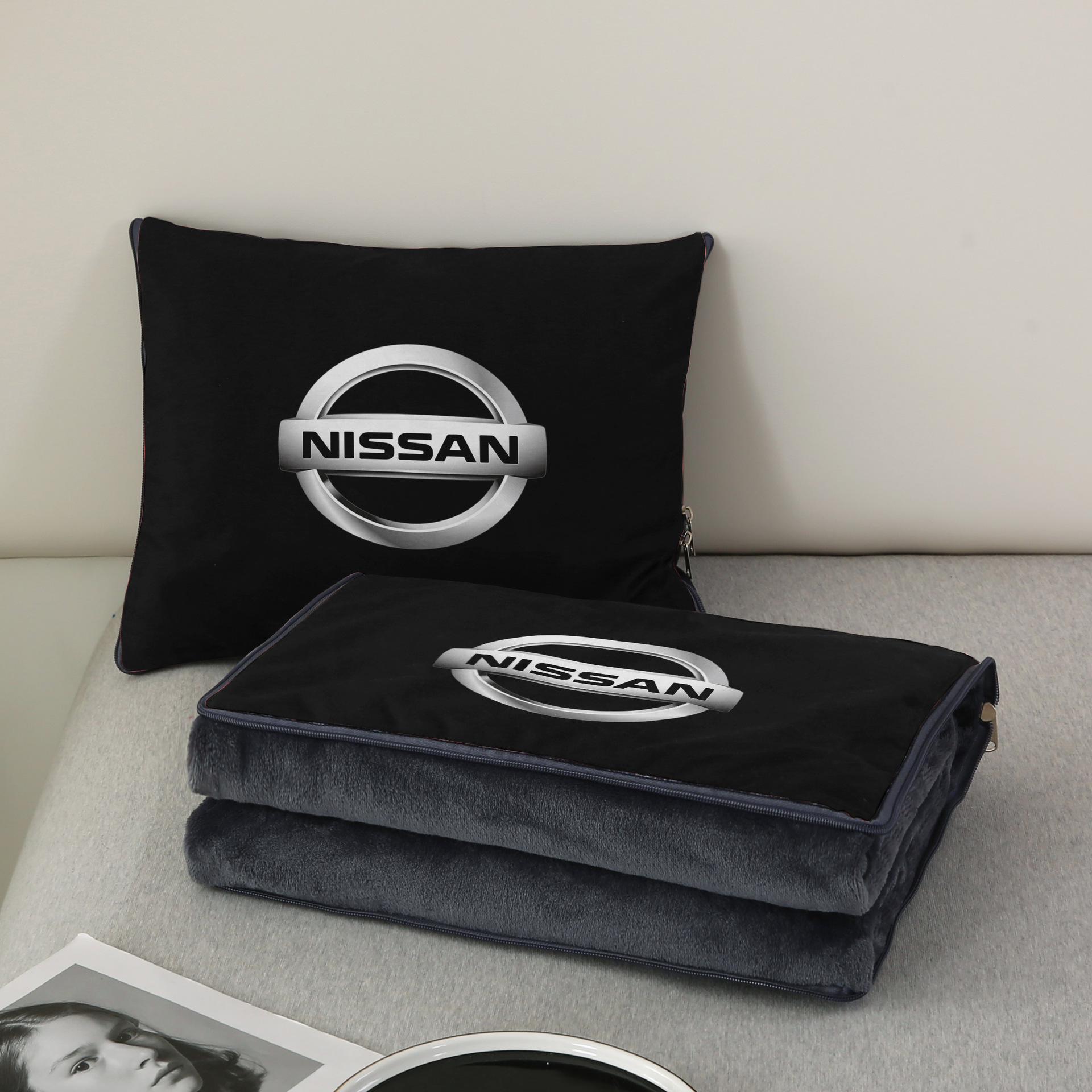 Две в едно: възглавница за кола + завивка