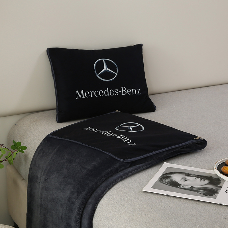 Две в едно: възглавница за кола + завивка