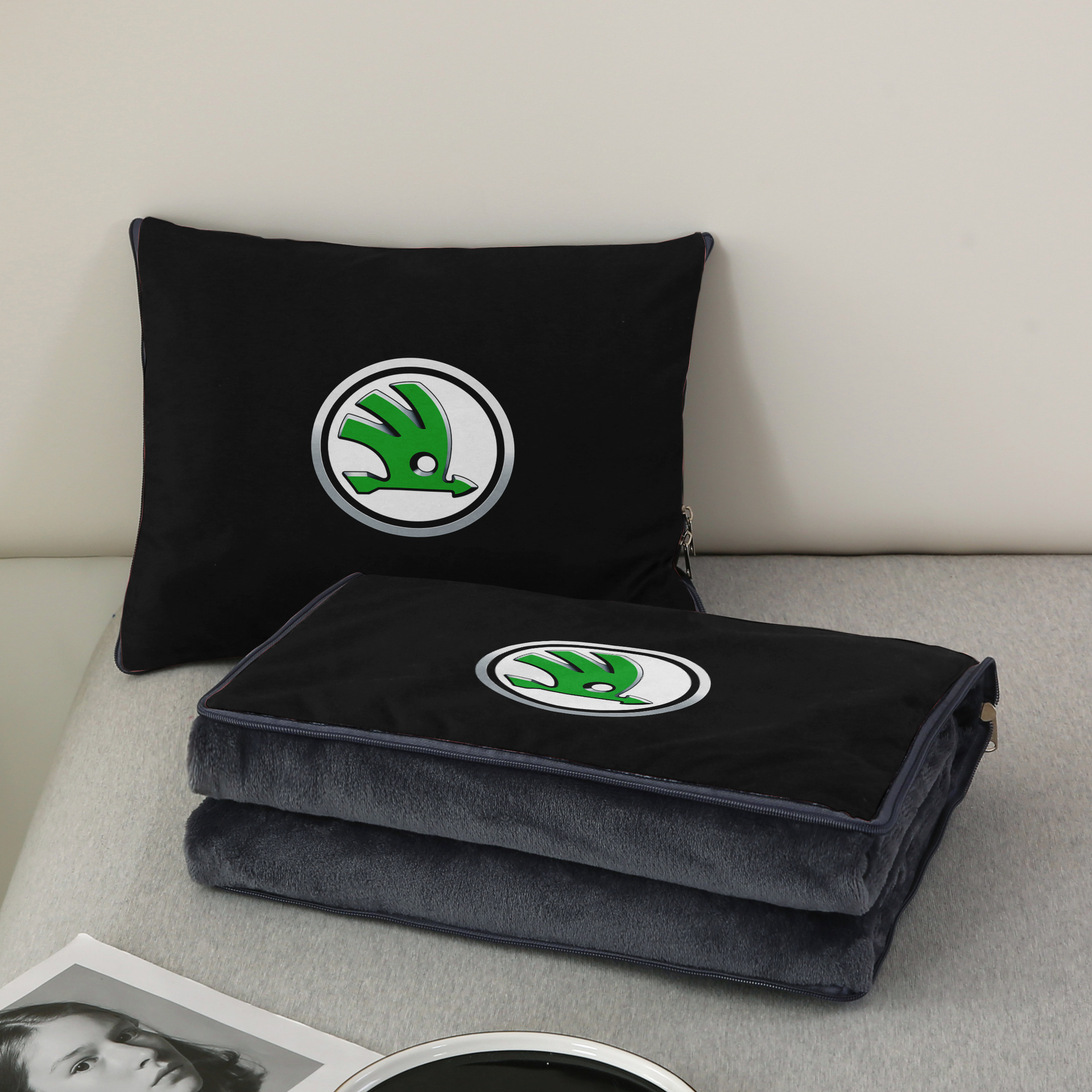 Две в едно: възглавница за кола + завивка