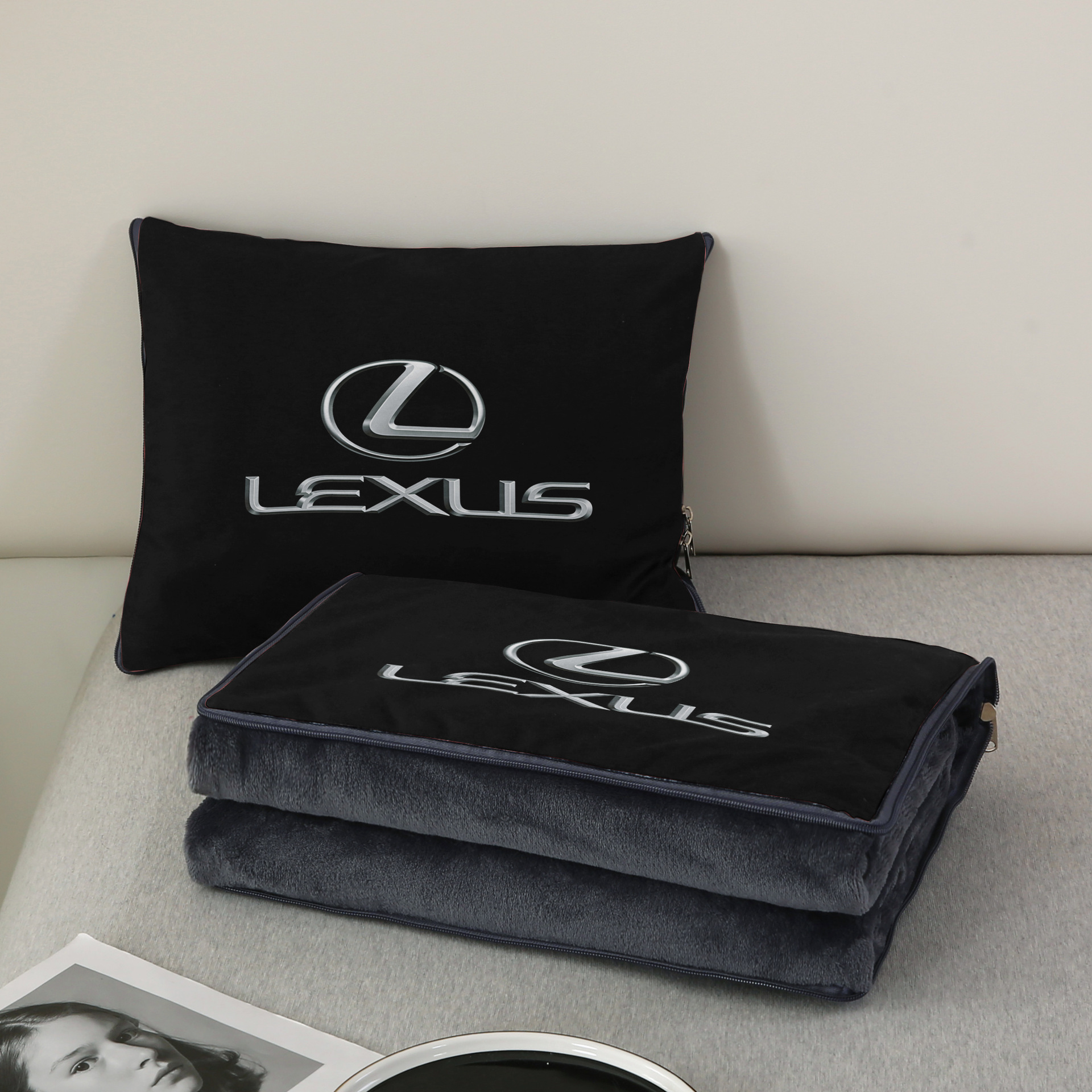 Две в едно: възглавница за кола + завивка