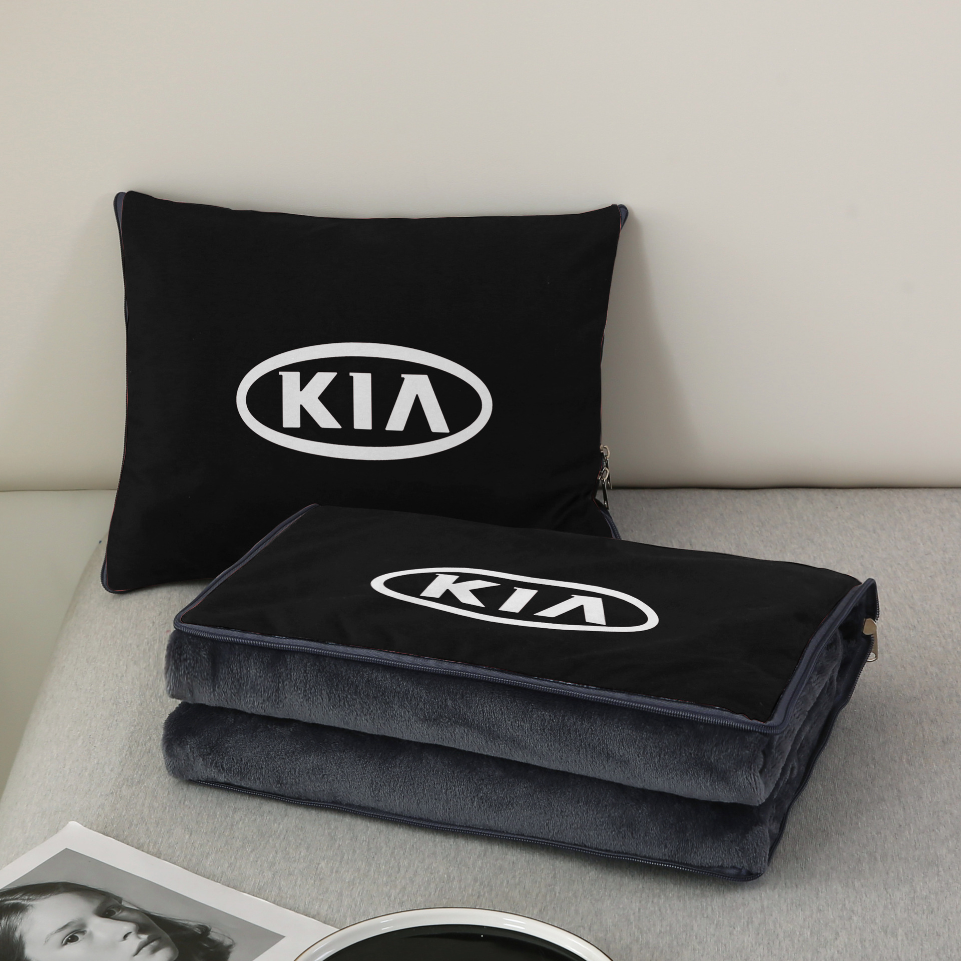 Две в едно: възглавница за кола + завивка