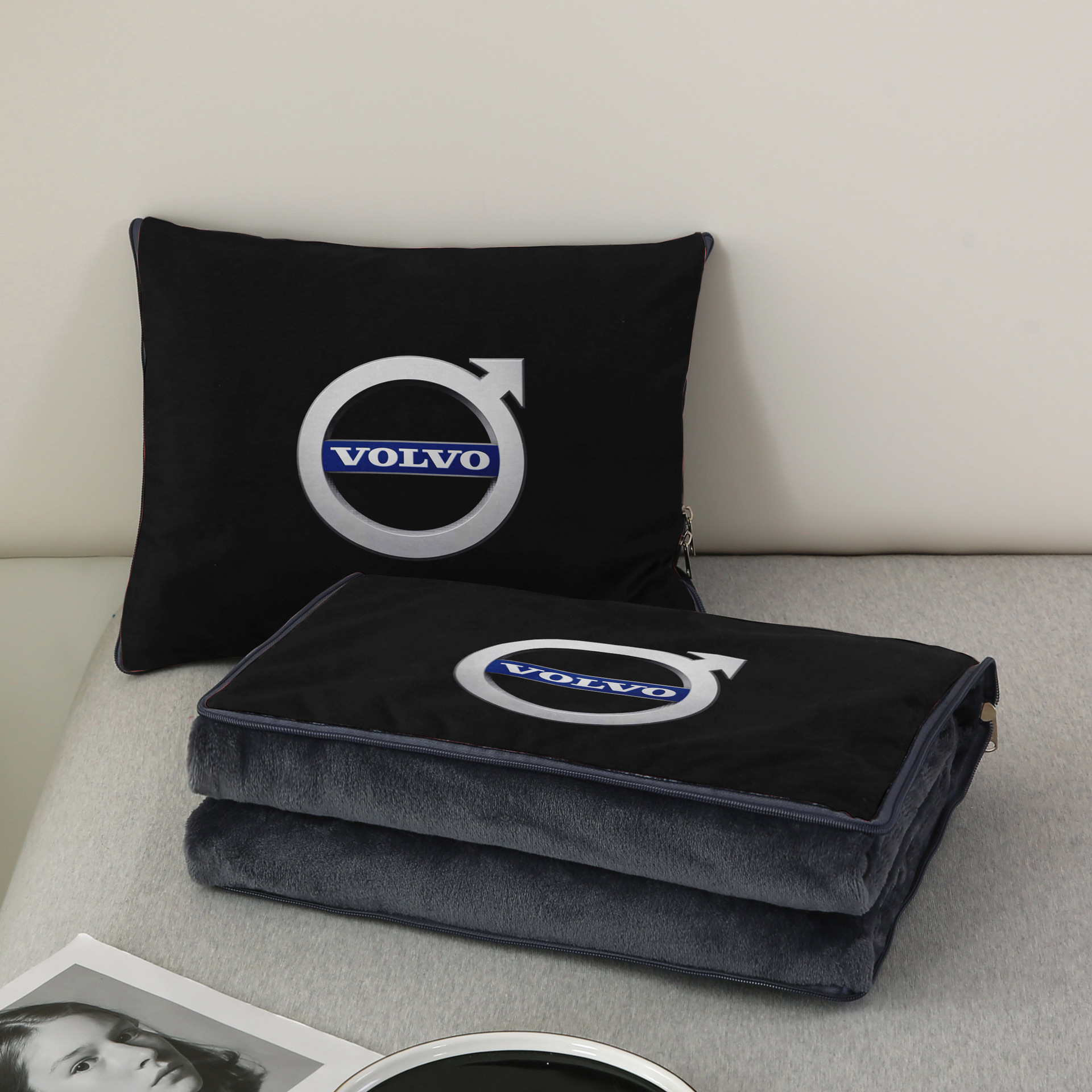 Две в едно: възглавница за кола + завивка