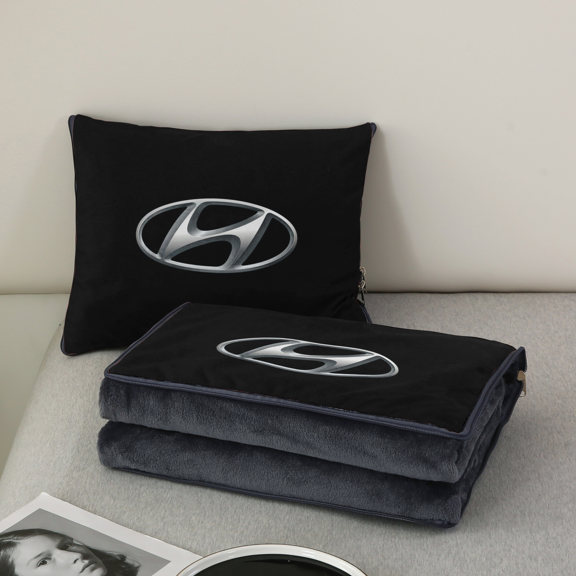 Две в едно: възглавница за кола + завивка